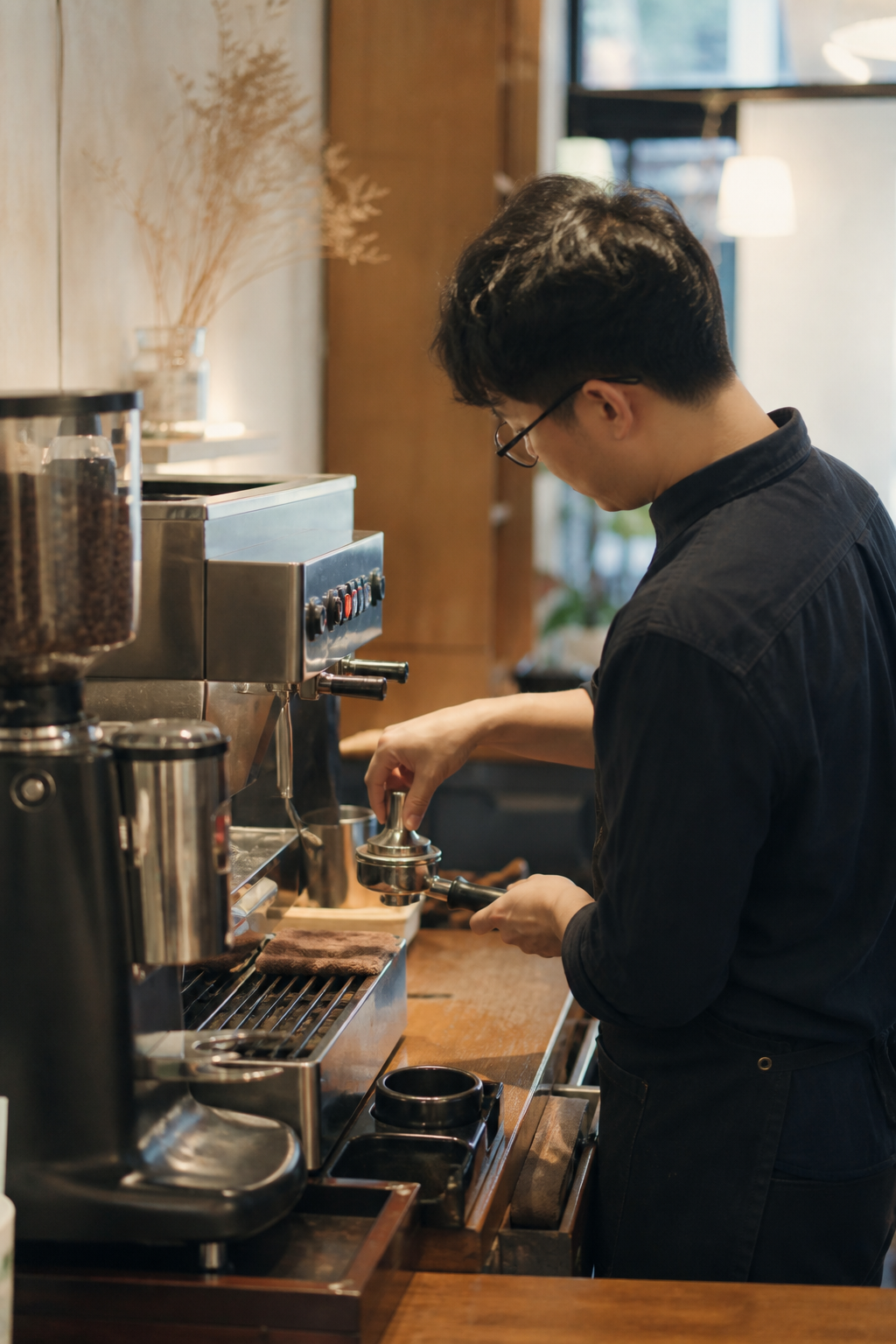 Barista đang chuẩn bị espresso tại quầy pha chế ChillingCafe
