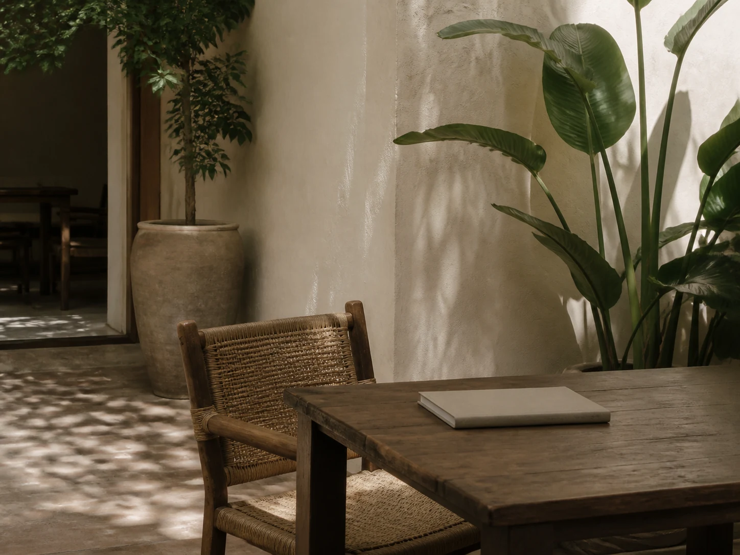 Bàn gỗ yên tĩnh và ghế mây trong ánh nắng giữa trưa tại ChillingCafe